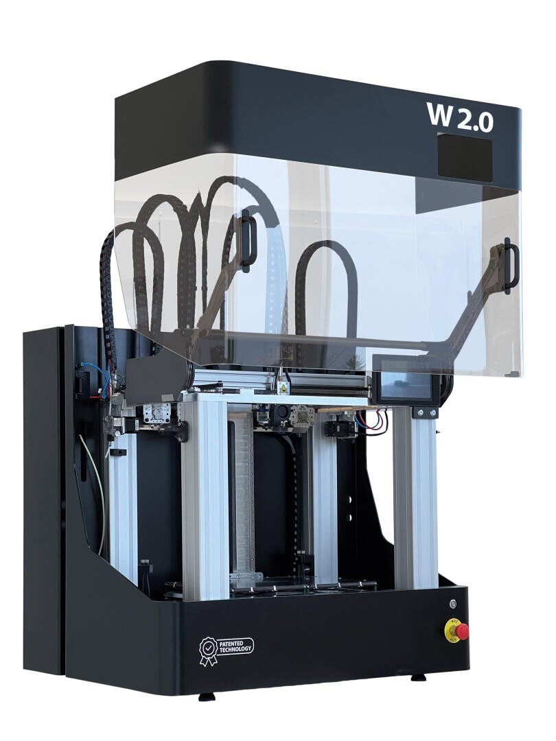 Ein schwarz-silberner industrieller 3D-Drucker mit einer transparenten Schutzabdeckung, die oben mit W 2.0 beschriftet ist. Das Gerät verfügt über vertikale und horizontale Schienen und eine sichtbare Verkabelung im Inneren des Gehäuses.