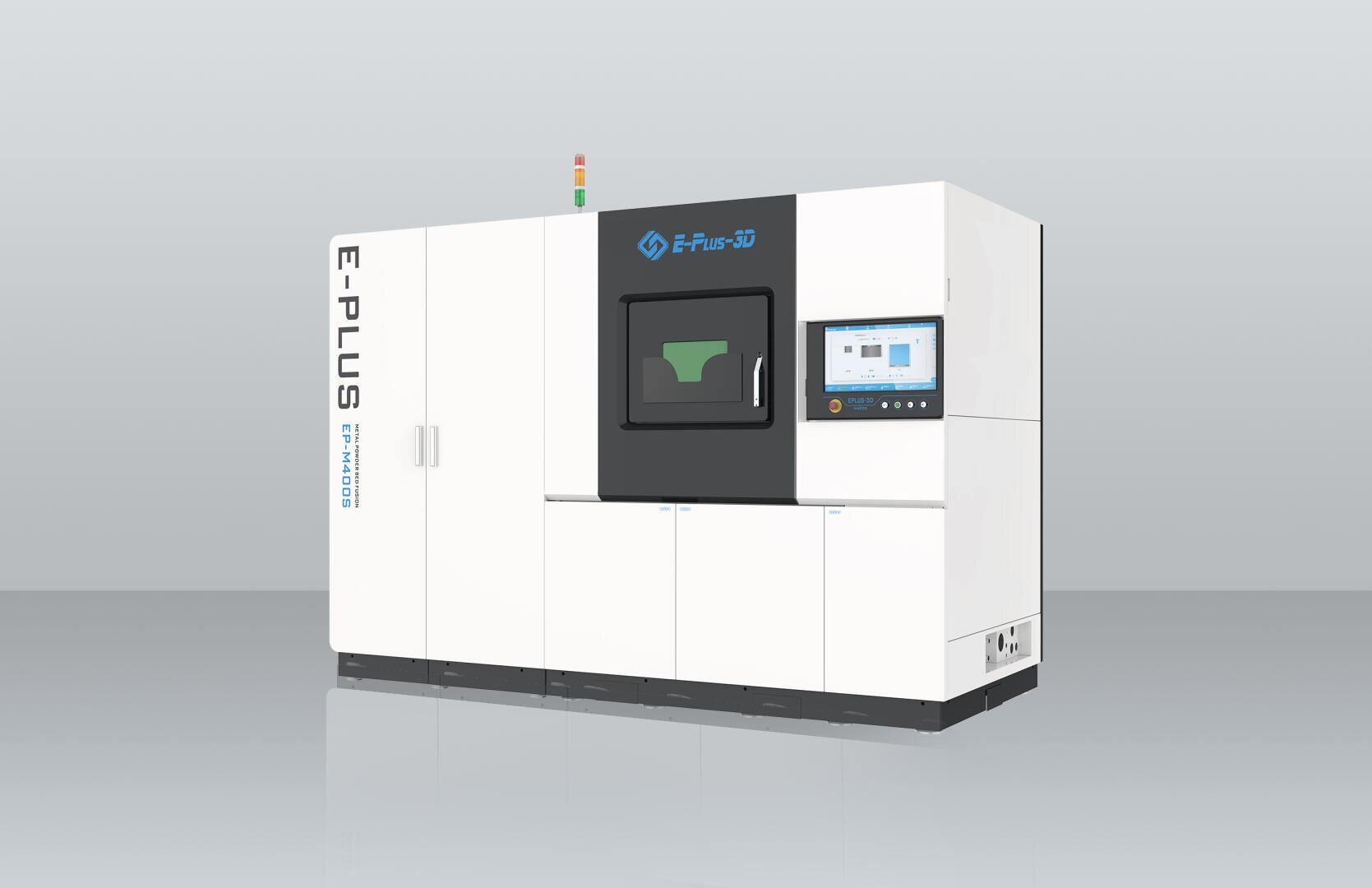 Ein großer industrieller 3D-Drucker mit der Bezeichnung E-PLUS mit einem Bedienfeldbildschirm, Anzeigeleuchten und einem Anzeigefenster, das ein grünes Druckobjekt vor einem schlichten grauen Hintergrund zeigt.