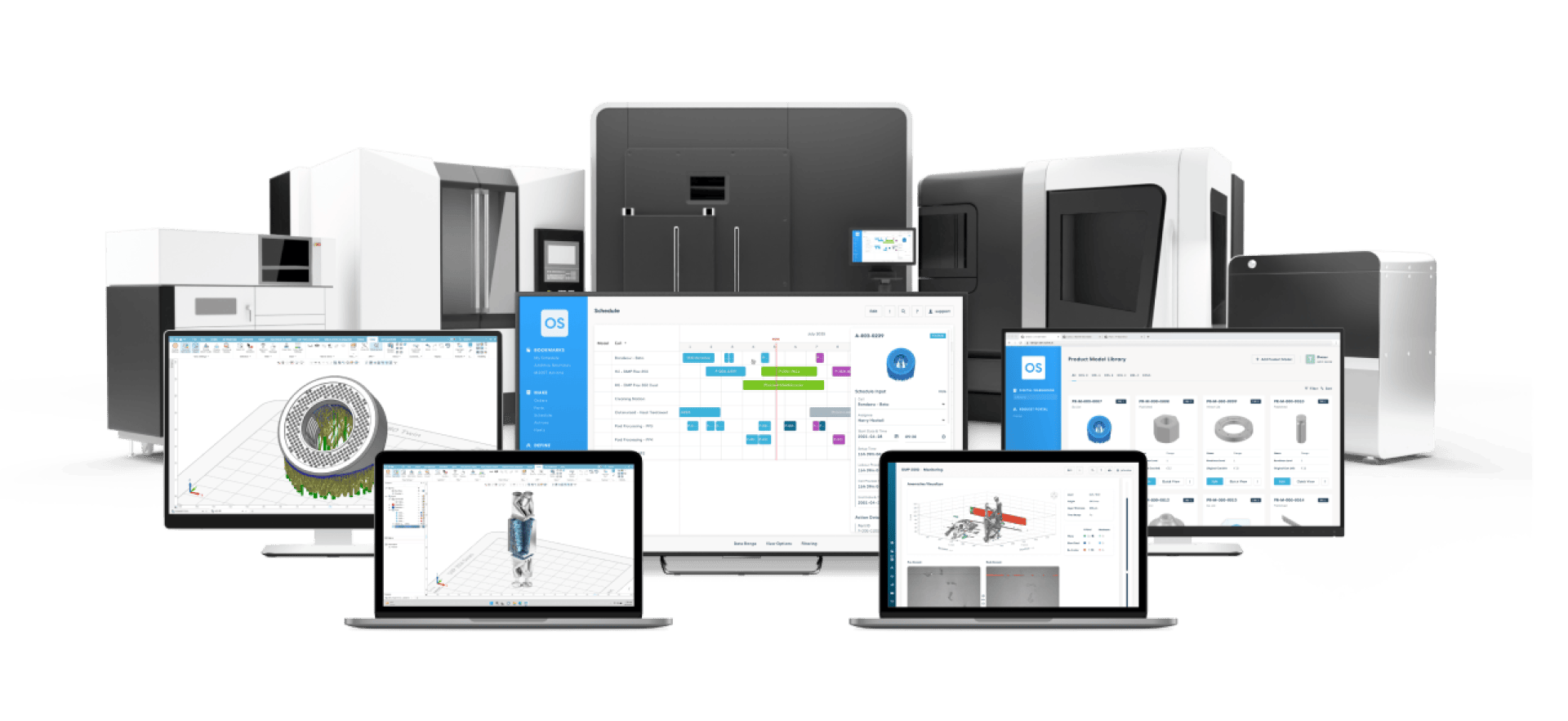 Eine Gruppe von Laptops mit 3D-Modellierungs- und Fertigungssoftware ist vor großen industriellen 3D-Druckern und Fertigungsmaschinen vor einem weißen Hintergrund angeordnet.