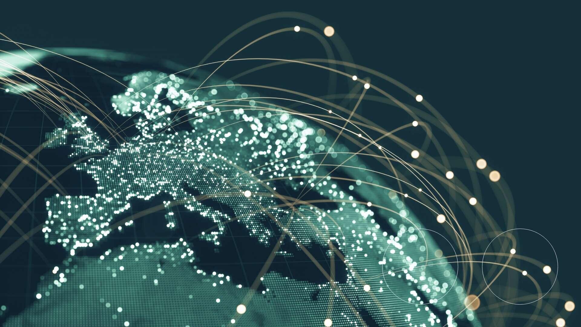 Ein digitales Rendering der Erde mit Fokus auf Europa, das leuchtende Datenpunkte und gekrümmte Linien zeigt, die globale digitale Verbindungen und Datentransfers auf der ganzen Welt darstellen.