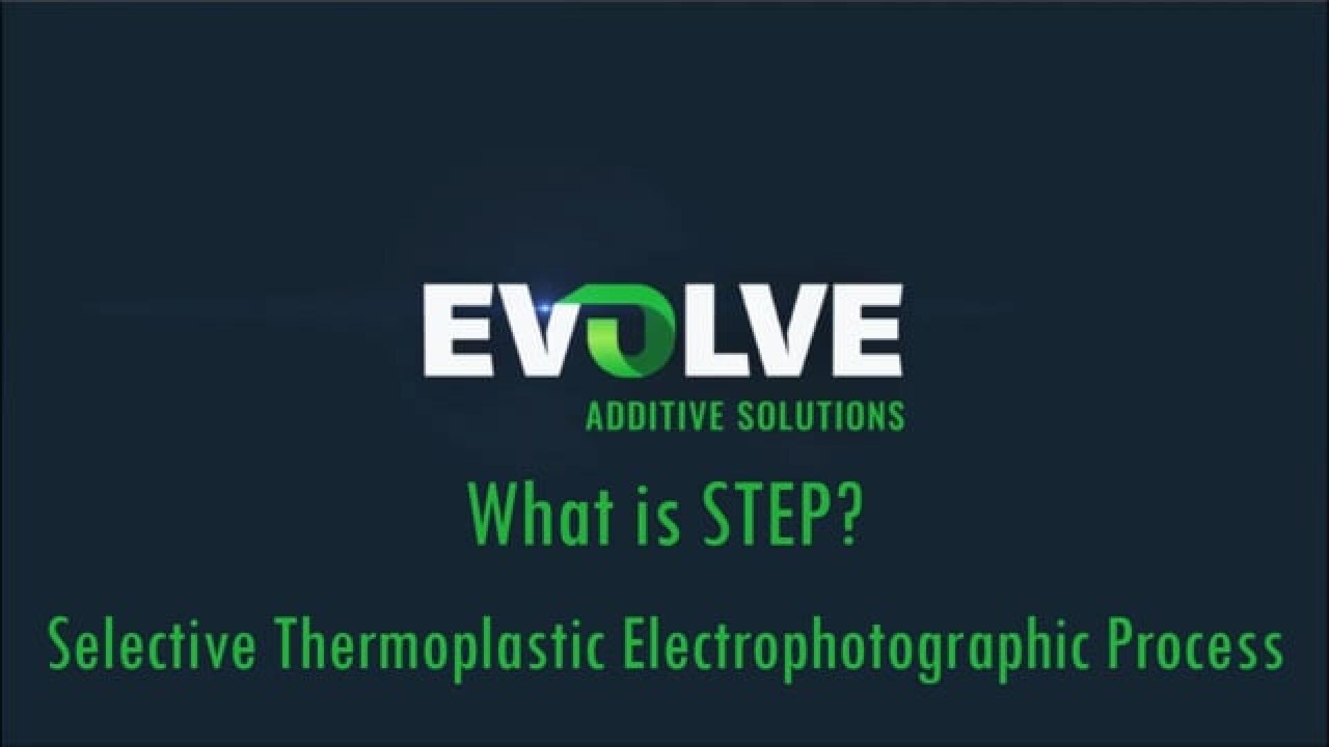 Dunkler Hintergrund mit dem Text: EVOLVE ADDITIVE SOLUTIONS in der Mitte. Darunter steht in grüner Schrift Was ist STEP? und Selektives Thermoplastisches Elektrophotographisches Verfahren.
