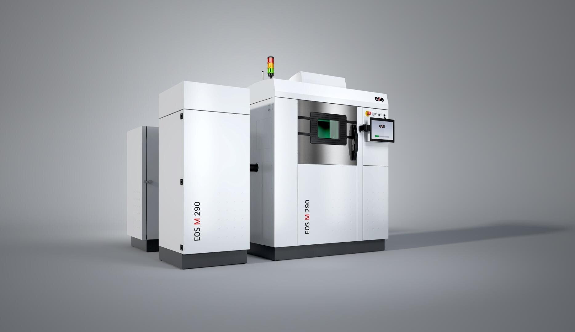 Ein weißer 3D-Industriedrucker EOS M 290 mit Touchscreen-Oberfläche und Bedienfeld steht neben der angrenzenden Verarbeitungseinheit, beide vor einem schlichten grauen Hintergrund.