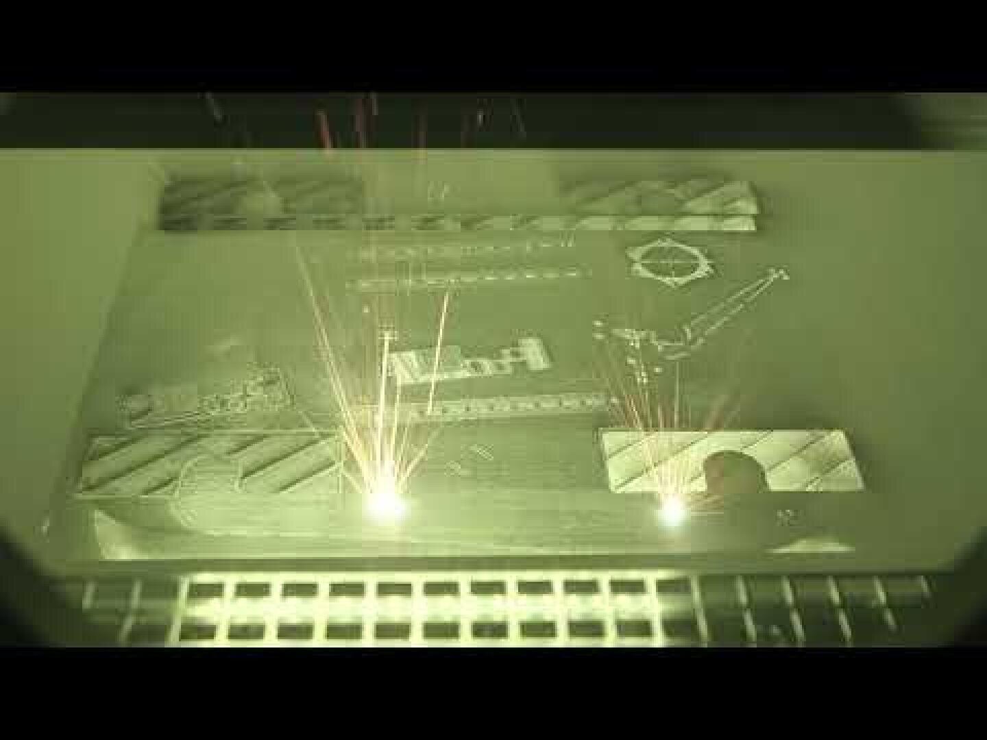 Ein 3D-Drucker verschmilzt Metallpulver mit hellen Laserstrahlen und erstellt so Schicht für Schicht komplizierte Formen und Muster auf einer flachen Bauplatte in einer geschlossenen Kammer.