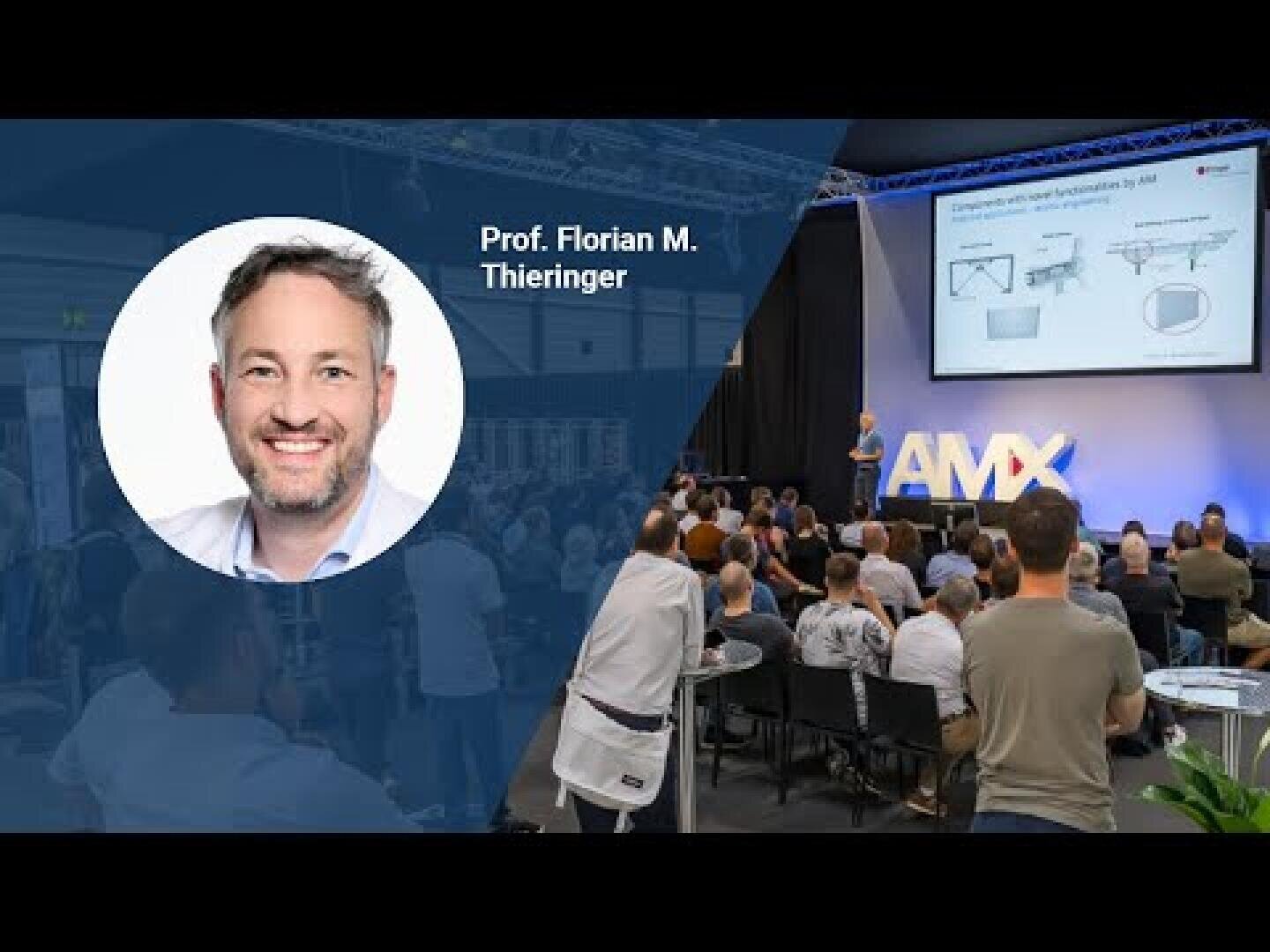 Eine professionelle Veranstaltung mit einem sitzenden Publikum, das einen Redner auf der Bühne beobachtet, der einen Vortrag hält. In der Mitte ist ein Porträt und der Name "Prof. Florian M. Thieringer" auf blauem Hintergrund zu sehen.
