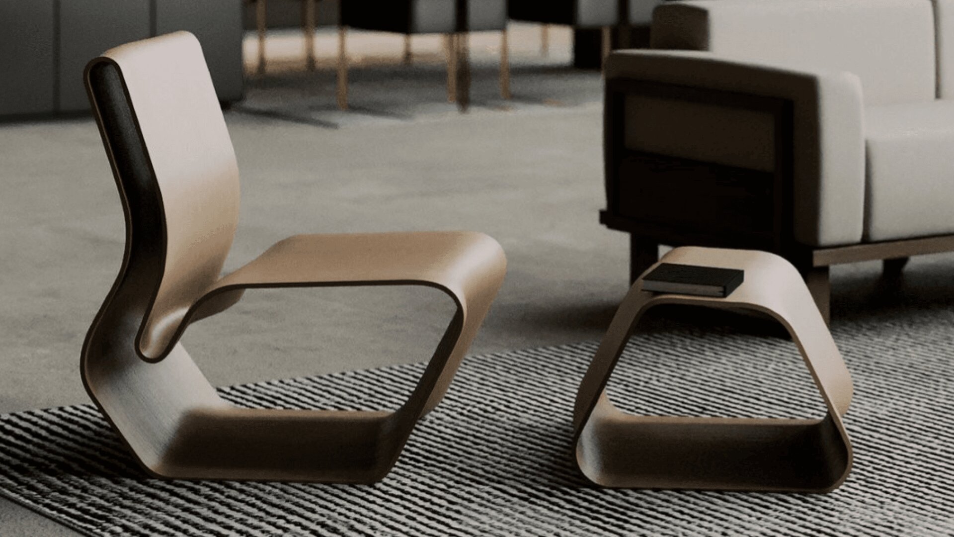 Ein moderner, minimalistischer Holzstuhl und ein passender Beistelltisch mit weichen, geschwungenen Linien stehen auf einem strukturierten grauen Teppich in einem zeitgenössischen Wohnzimmer.