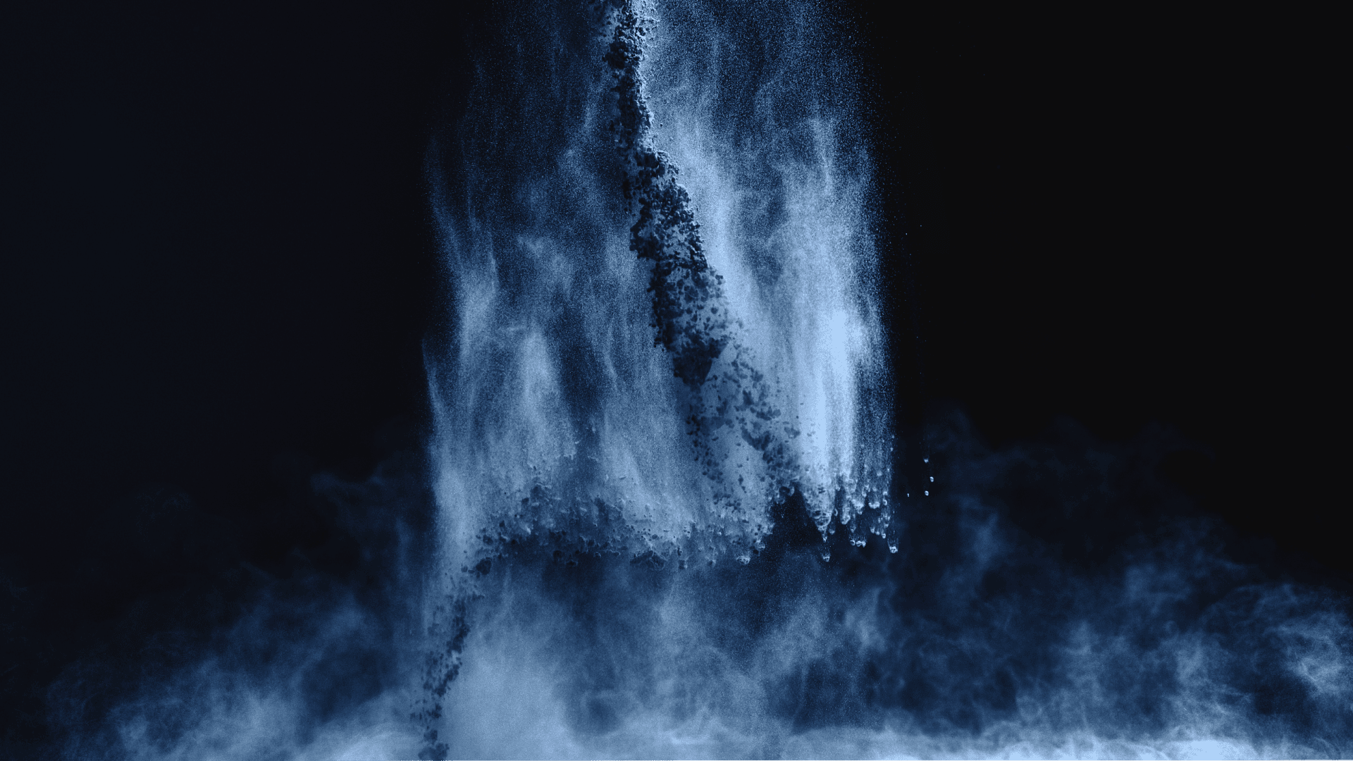 Ein Ausbruch von feinem weißem Pulver oder Nebel erhebt sich dramatisch vor einem dunklen Hintergrund und erzeugt wirbelnde, wolkenartige Muster und ein Gefühl von dynamischer Bewegung.