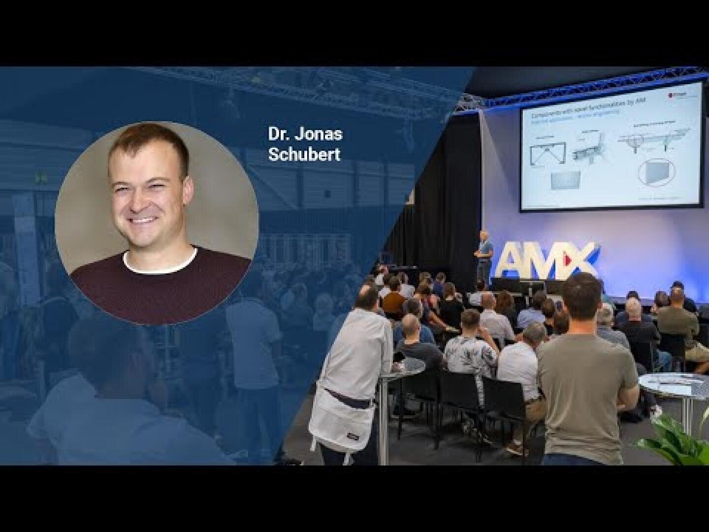 Eine Konferenzszene mit einem Publikum, das einen Redner auf der Bühne beobachtet. Auf der linken Seite befindet sich ein kreisförmiges Foto von Dr. Jonas Schubert, der lächelt, daneben steht sein Name. Auf dem Bühnenbildschirm sind technische Diagramme zu sehen.