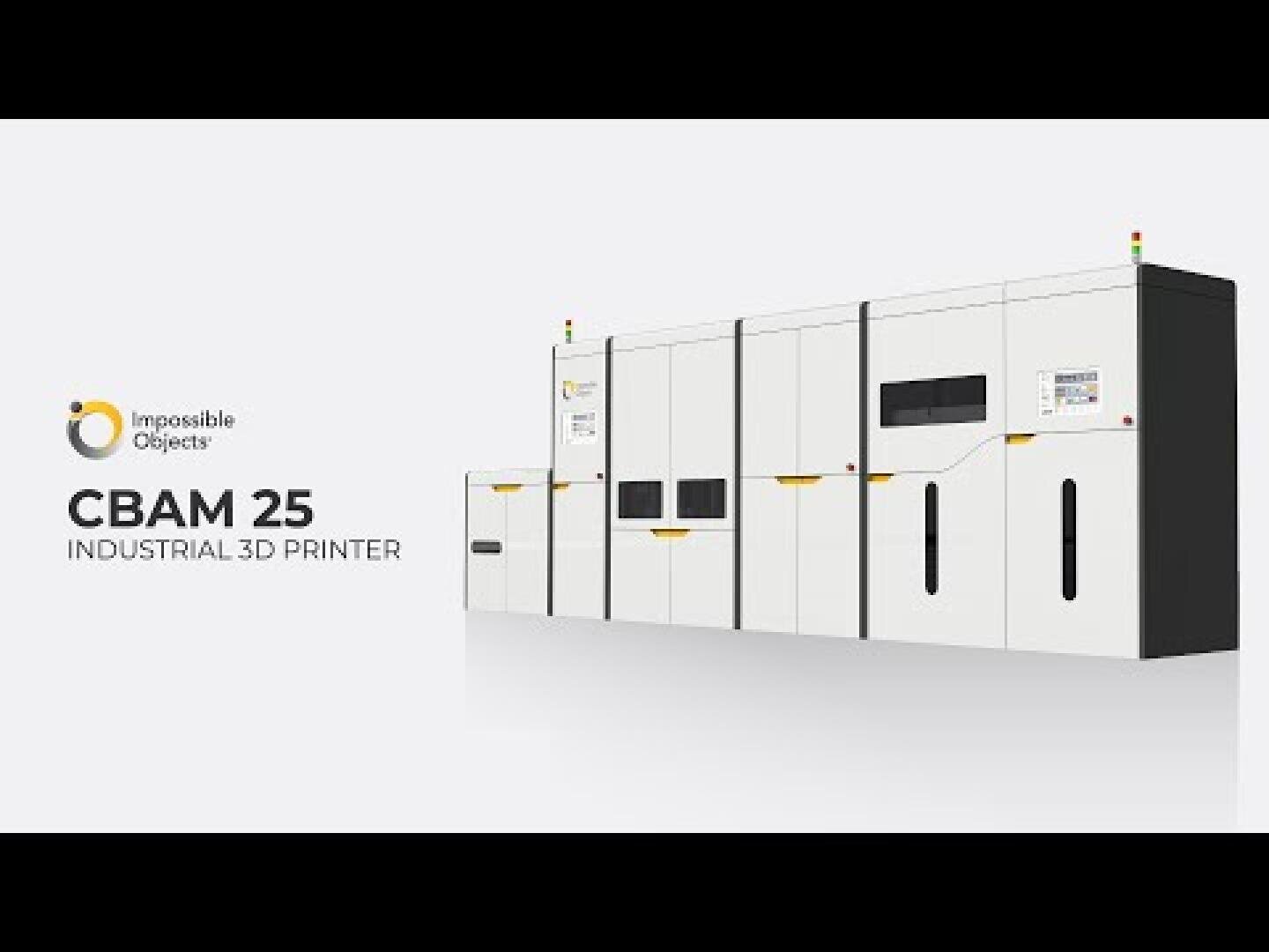Ein großer weißer industrieller 3D-Drucker mit der Aufschrift CBAM 25 von Impossible Objects wird gezeigt, mit Kontrollbildschirmen und farbigen Anzeigeleuchten auf der Oberseite. Der Text lautet CBAM 25 Industrial 3D Printer.