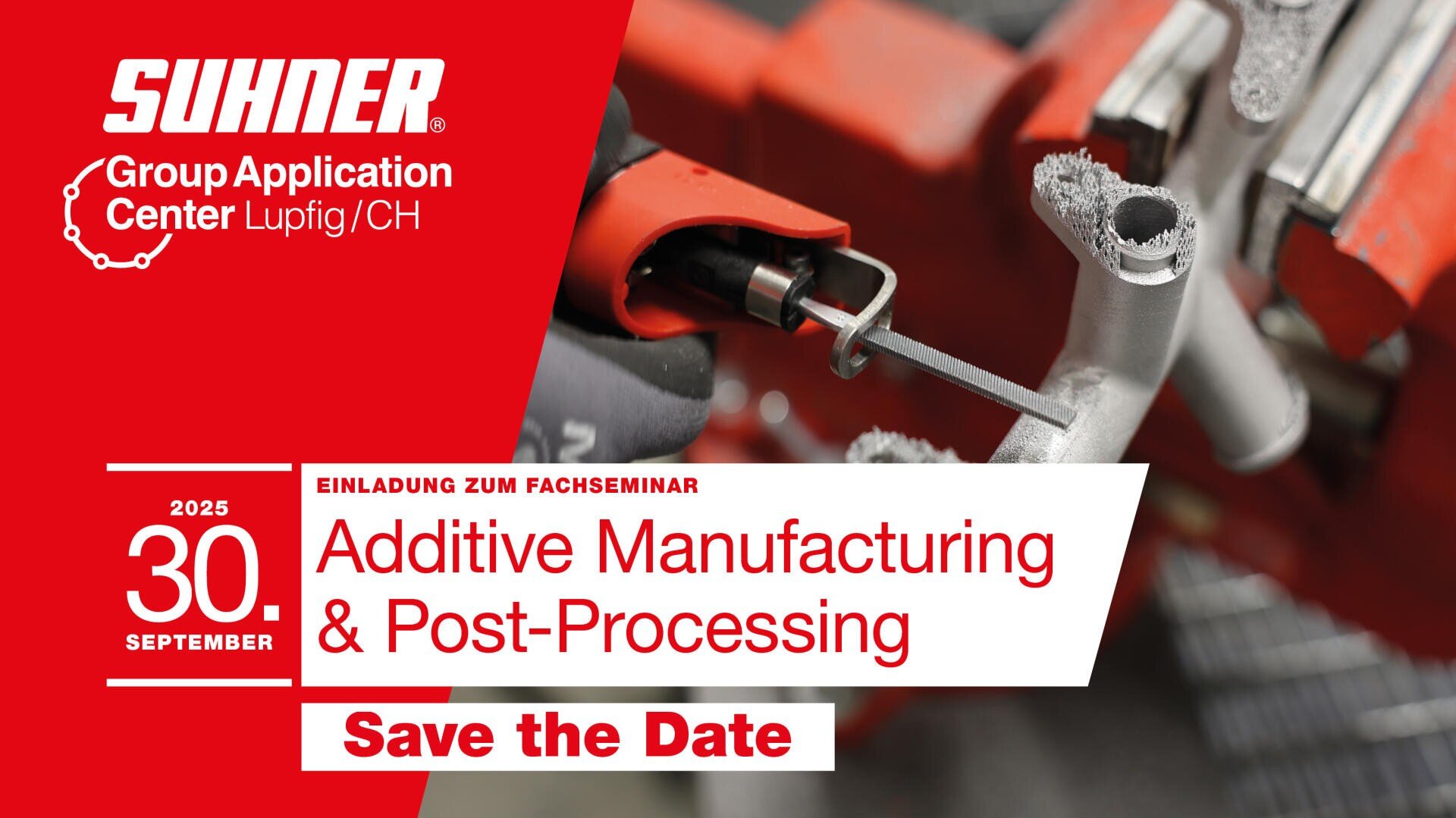Nahaufnahme einer Hand, die ein Werkzeug benutzt, um ein 3D-gedrucktes Metallteil fertigzustellen. Der rot-weisse Text ist überlagert: Additive Manufacturing & Post-Processing, Save the Date, 30. September 2025, SUHNER Group Application Center, Lupfig/CH.