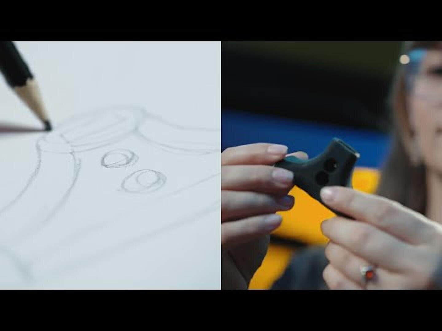 Ein geteiltes Bild zeigt links eine Hand, die mit einem Bleistift auf Papier einen Entwurf skizziert, und rechts eine Person, die ein kleines, graues 3D-gedrucktes Objekt hält.