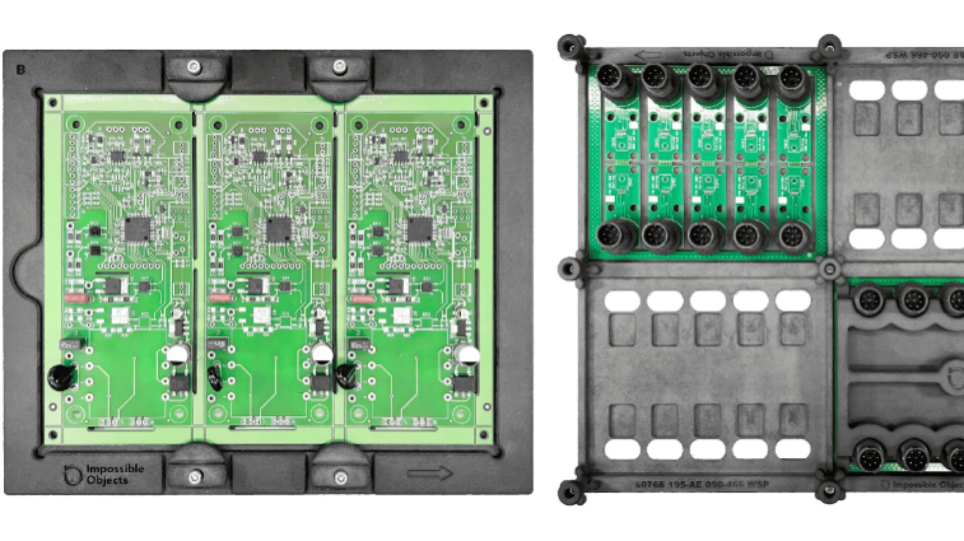 Zwei Ansichten von elektronischen Leiterplatten: links drei grüne Leiterplatten, die senkrecht nebeneinander montiert sind, und rechts fünf Platten, die waagerecht in einem schwarzen rechteckigen Rahmen angeordnet sind.