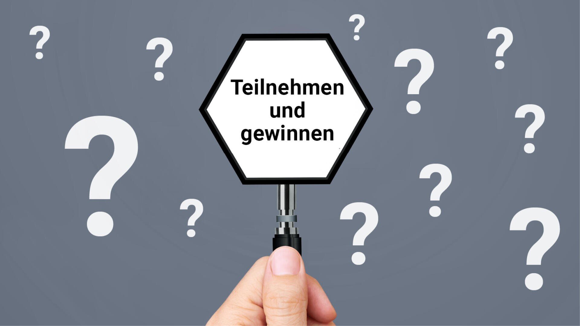 Eine Hand hält ein sechseckiges Schild mit der Aufschrift "Teilnehmen und gewinnen" vor einem grauen Hintergrund mit großen weißen Fragezeichen.