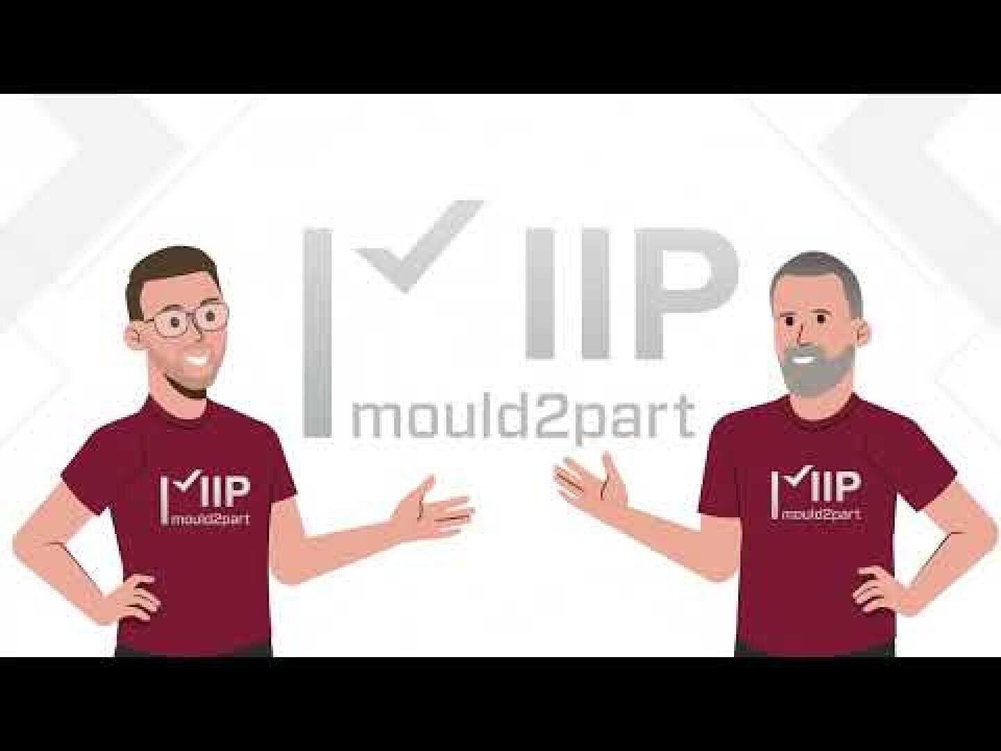 Zwei abgebildete Männer in kastanienbraunen mould2part-Shirts stehen vor einem großen mould2part-Logo, beide lächeln und gestikulieren, als würden sie etwas erklären oder präsentieren.