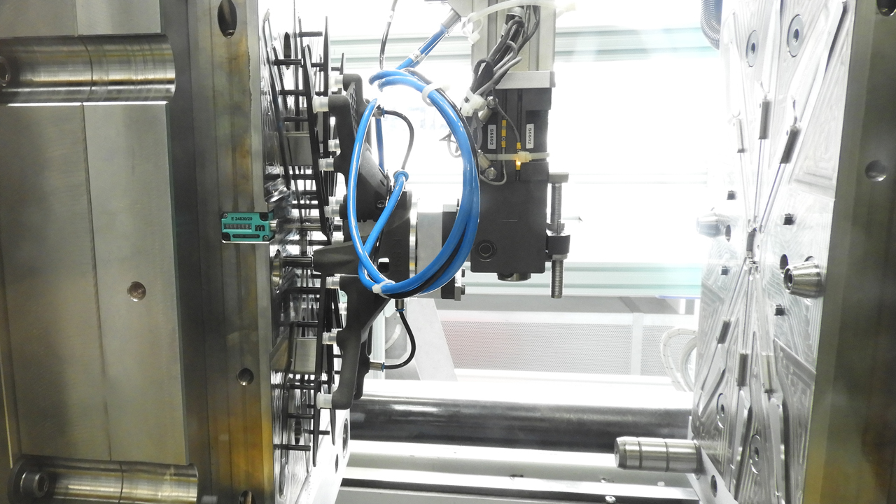 Messerentnahme mit Hilfe eines additiv gefertigten Greifers aus dem Formlabs Fuse 1