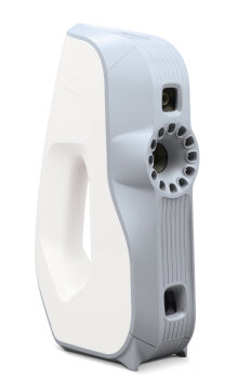 Ein handgeführter 3D-Scanner mit weißem und grauem Gehäuse, einem zentralen Griff und mehreren Sensorlinsen auf der Vorderseite und an der Seite.