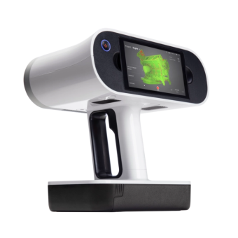 Ein tragbarer 3D-Scanner mit einem Touchscreen-Display, das einen grünen 3D-Scan anzeigt. Das Gerät ist weiß mit schwarzen Akzenten und verfügt über einen Griff und ein Kameraobjektiv auf der Vorderseite.