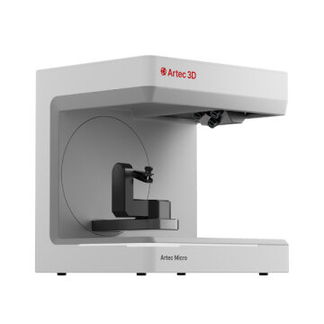 Ein weißer Artec 3D-Desktop-Scanner in minimalistischem Design mit einem quadratischen Rahmen, Kameras an der oberen Innenseite und einer kleinen zentralen Plattform zum Scannen von Objekten.
