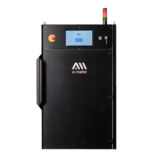 Eine schwarze Industriemaschine mit einem Türgriff, einem Touchscreen-Display, Bedientasten und einem Metalllogo; oben befindet sich eine rote, gelbe und grüne Signalleuchte.