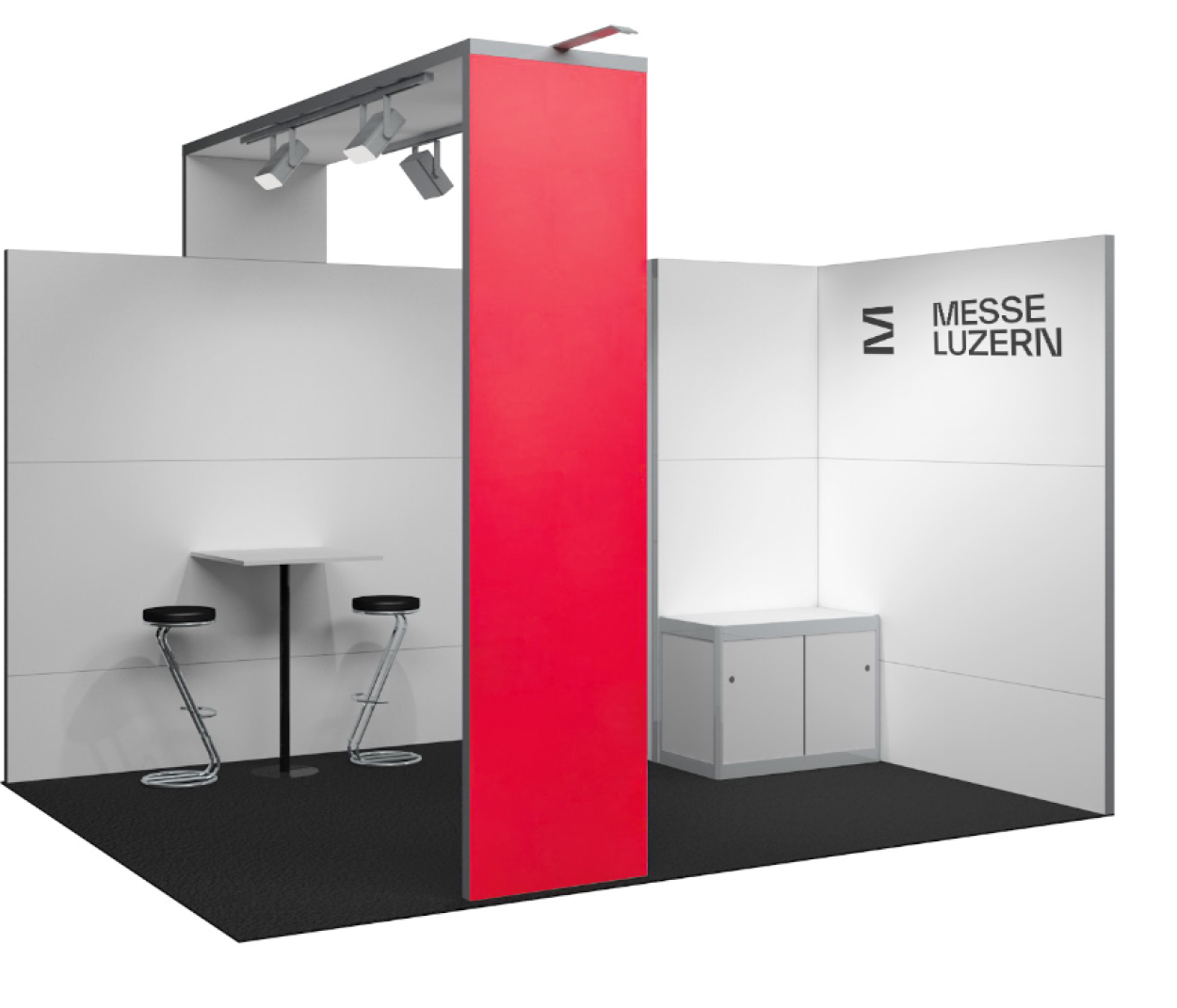 Messestand mit weißen Wänden, einer hohen roten Wandverkleidung, zwei Barhockern an einem kleinen Tisch, einem Schrank und dem MESSE LUZERN-Logo an der Wand. Deckenleuchten beleuchten den modernen, minimalistischen Raum.