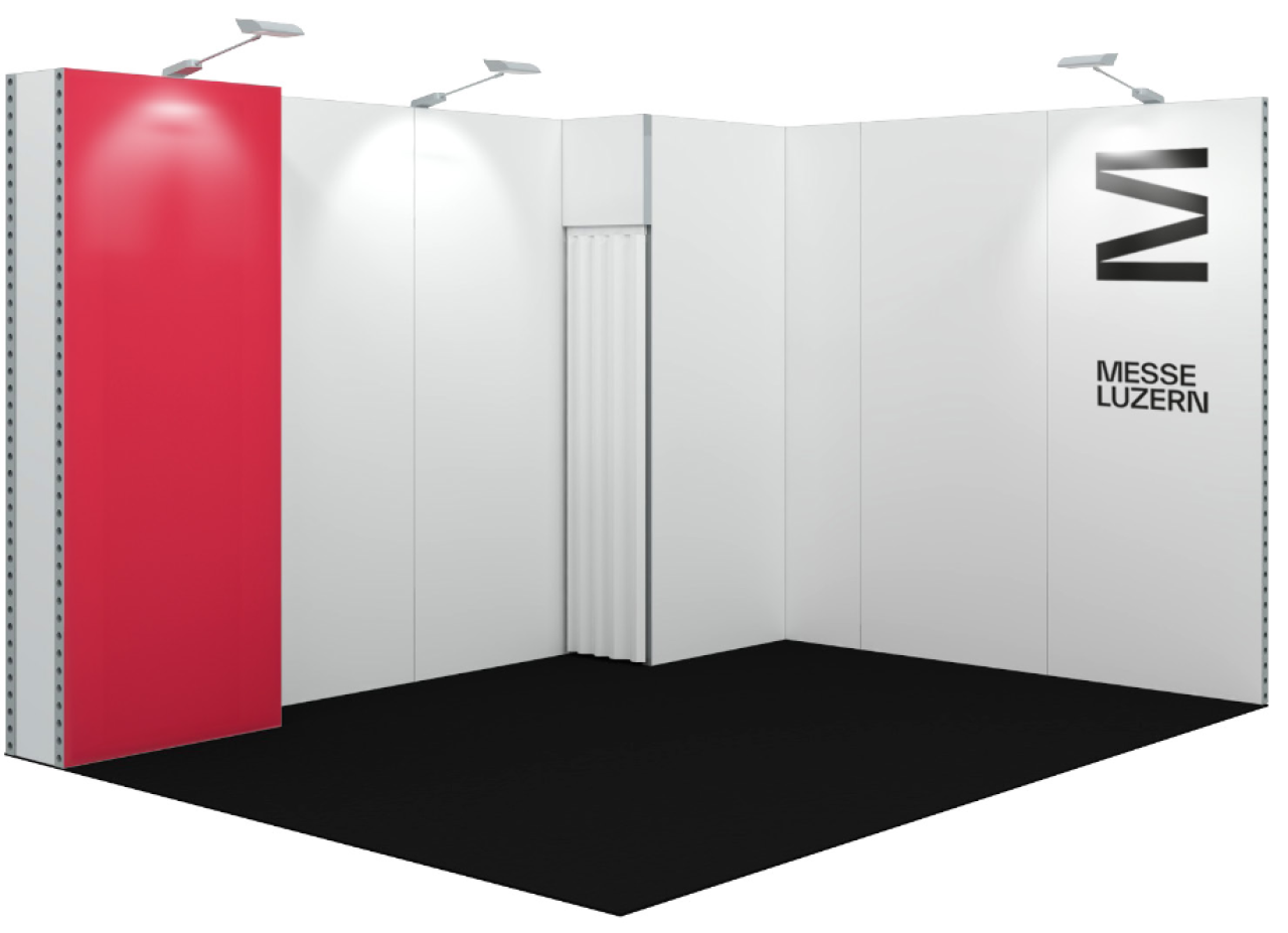 Ein minimalistischer Messestand mit weißen Wänden, einer roten Akzentwand auf der linken Seite, schwarzem Bodenbelag, Strahlern und dem Schriftzug „MESSE LUZERN“ mit einem stilisierten „M“ an der rechten Wand.