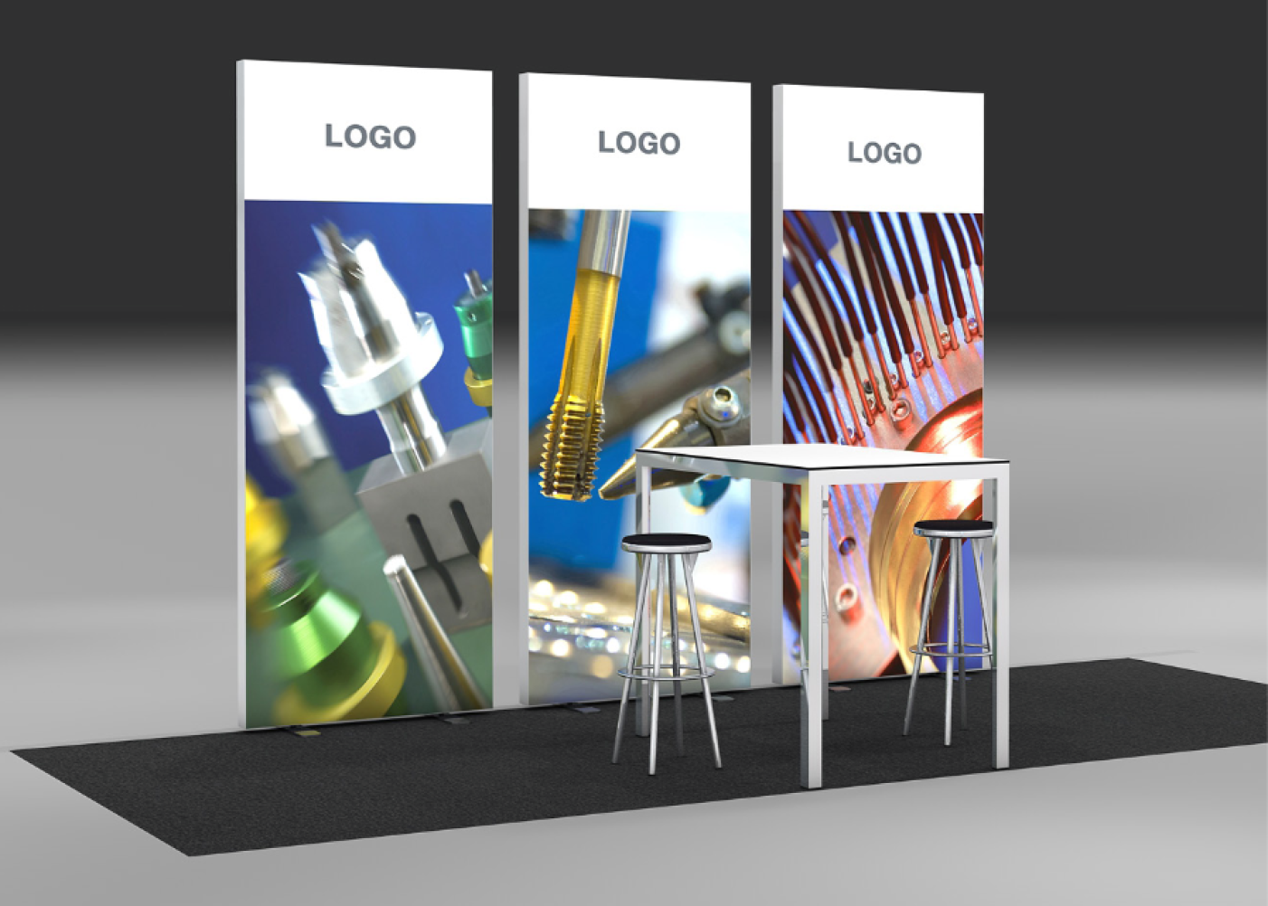 In einem Messestand stehen hinter einem modernen weißen Tisch und zwei Hockern auf einer schwarzen Matte drei Ausstellungstafeln mit Abbildungen von Industriemaschinen und leeren Logo-Feldern.