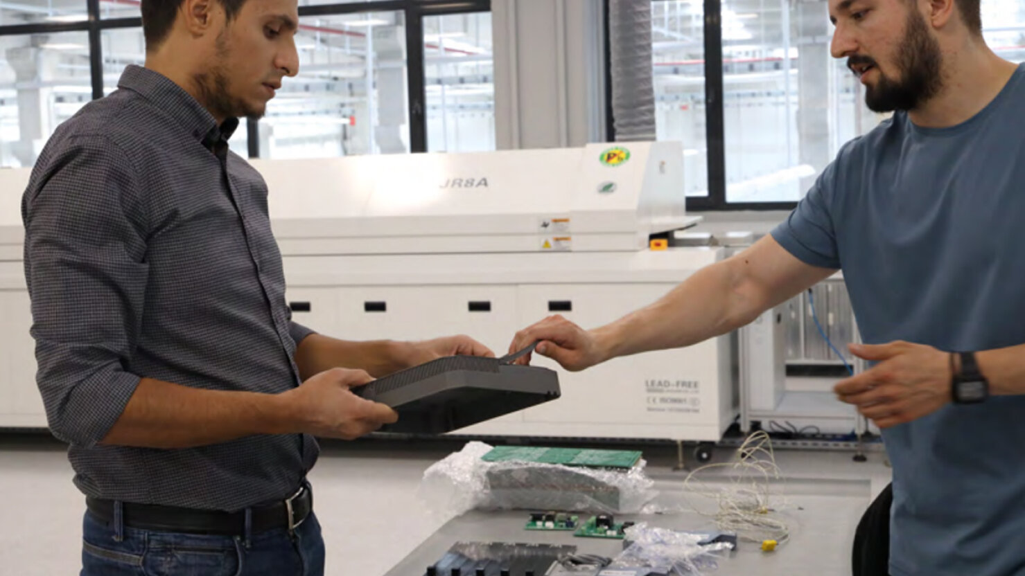 Abdeckung für elektronische Gehäuse der Packstation "rovlocker"